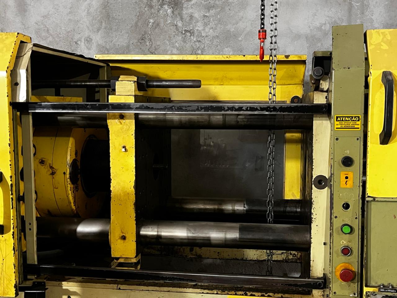 Injetora Oriente 180 ton